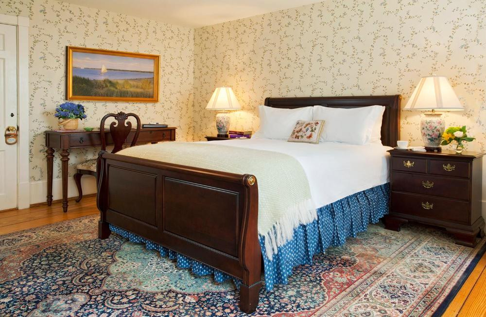 Superior Queen Bed - Daniel Webster Building  interior