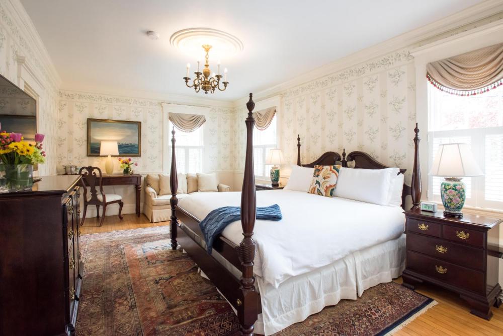 Deluxe King Room interior